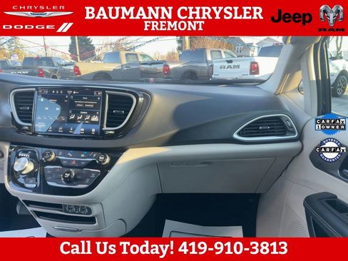 Used 2023 Chrysler Pacifica Touring-L image 16