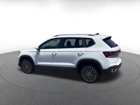 Used 2025 Volkswagen Taos SE FWD image 10