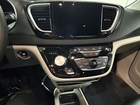 Used 2023 Chrysler Pacifica Touring-L FWD image 17