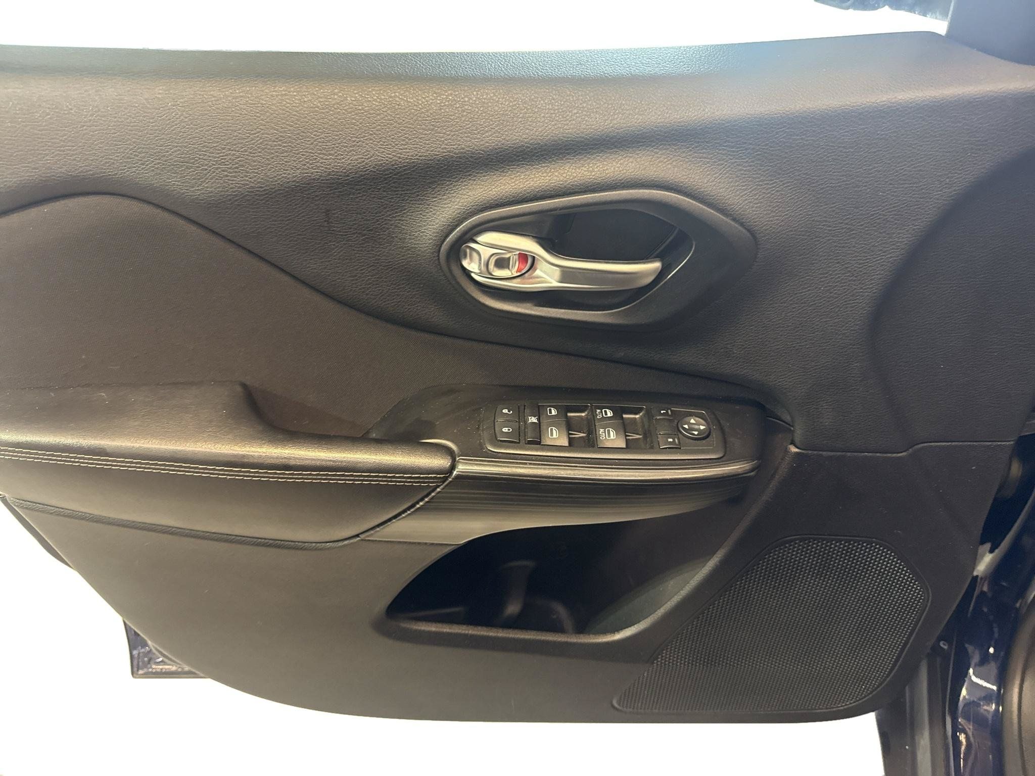 Used 2014 Jeep Cherokee Latitude w/ Cold Weather Group FWD image 15