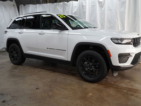 Used 2025 Jeep Grand Cherokee Altitude image 1