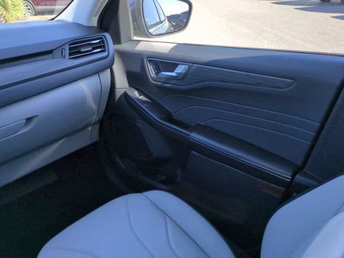 Used 2025 Ford Escape SE w/ PHEV Premium Package FWD image 17