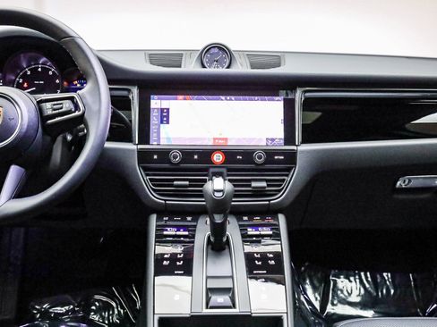 Certified 2025 Porsche Macan image 17