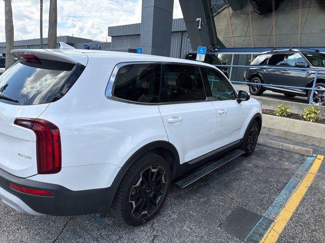Used 2022 Kia Telluride LX AWD/4WD image 3