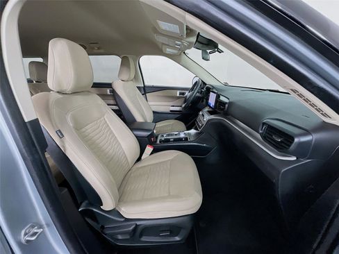 Used 2020 Ford Explorer XLT image 30