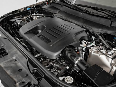 Certified 2024 Land Rover Discovery Metropolitan Edition image 42