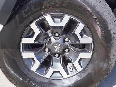 Used 2023 Toyota Tacoma TRD Off-Road w/ Technology Package image 15