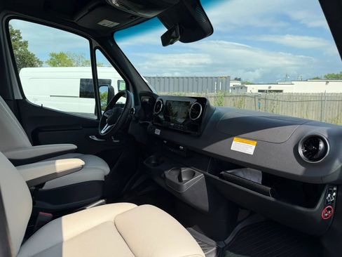 Used 2024 Mercedes-Benz Sprinter 3500 image 34