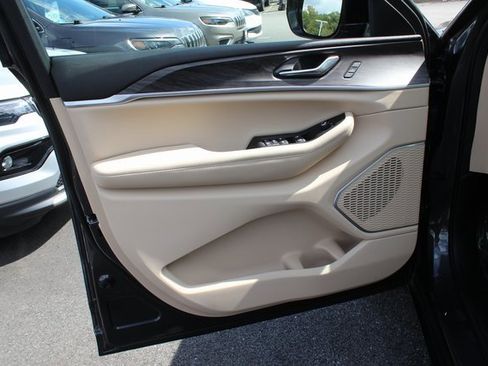 Used 2022 Jeep Grand Cherokee Limited image 20