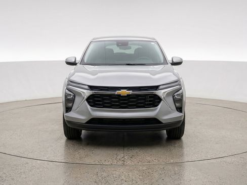 Used 2025 Chevrolet Trax LT FWD image 2