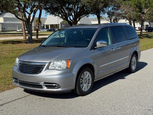 Used 2016 Chrysler Town & Country Limited image 4