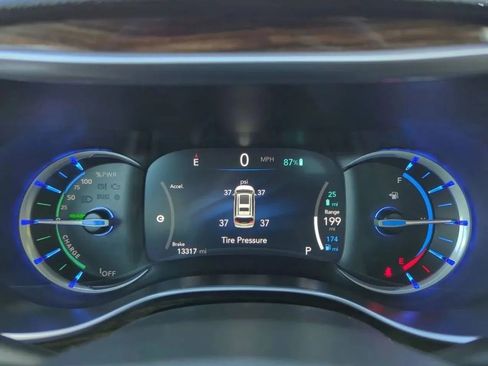 Used 2023 Chrysler Pacifica Limited FWD image 16