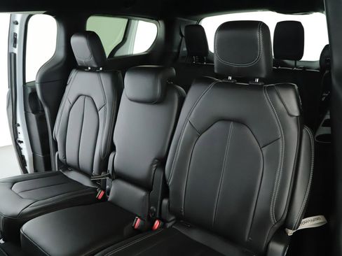 New 2026 Chrysler Pacifica Select image 5