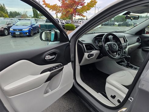 Used 2020 Jeep Cherokee Latitude Plus image 7