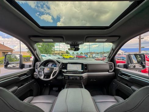 Used 2025 Chevrolet Silverado 3500 LTZ w/ LTZ Convenience Package AWD/4WD image 2