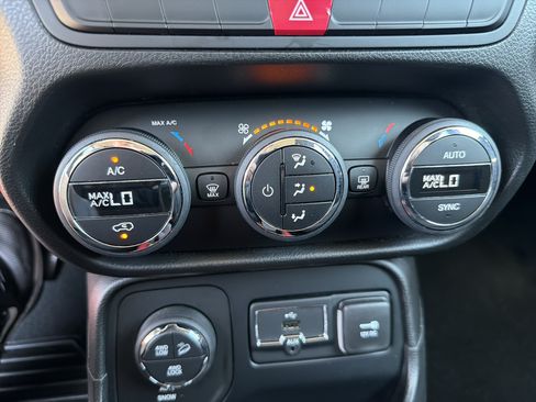 Used 2015 Jeep Renegade Trailhawk w/ Popular Equipment Group AWD/4WD image 34