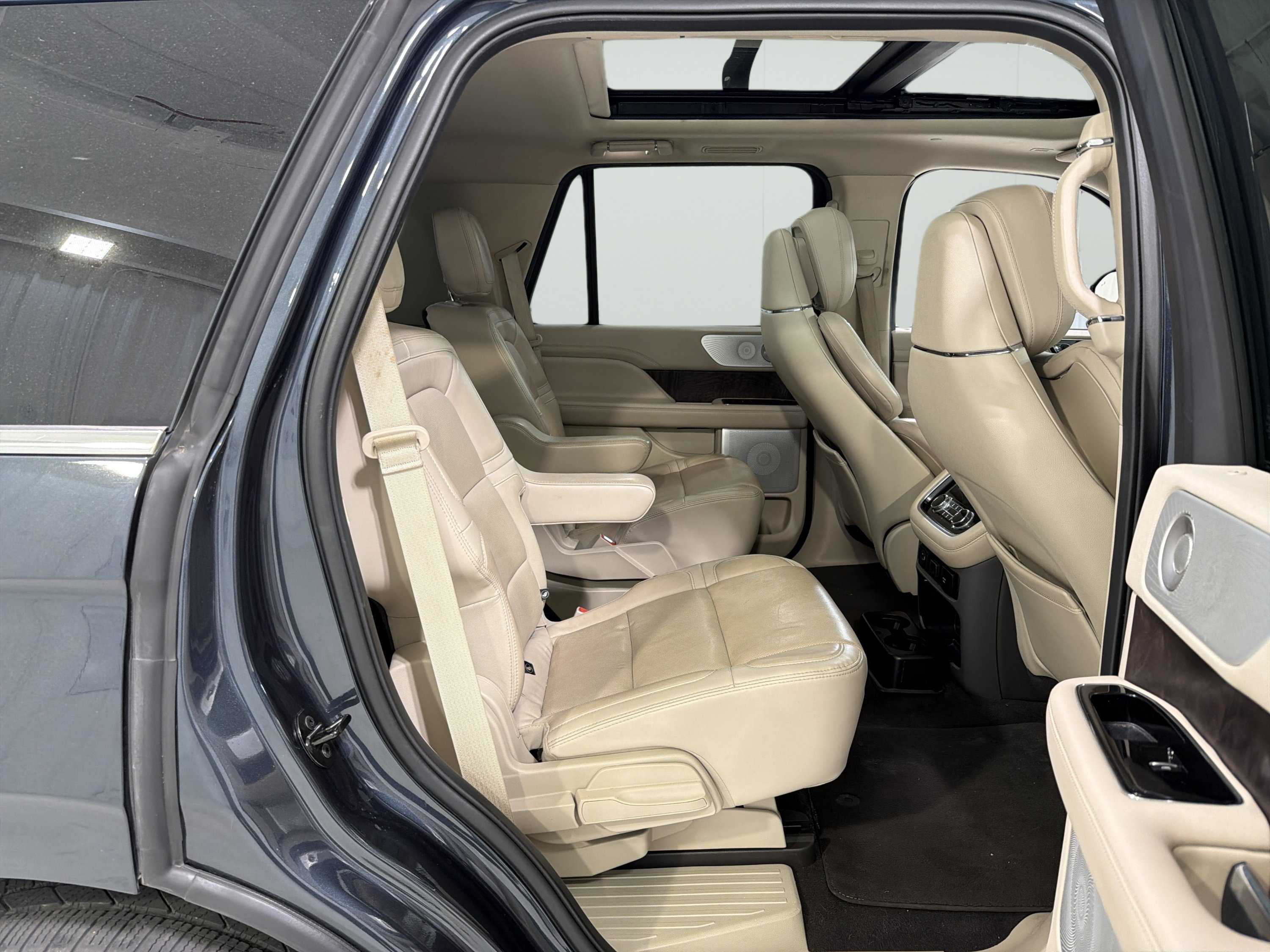 Used 2021 Lincoln Navigator Reserve w/ Luxury Package AWD/4WD image 13
