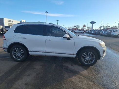 Used 2016 Volkswagen Touareg Sport image 9