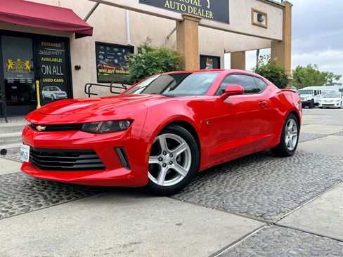 Used 2018 Chevrolet Camaro LT RWD image 1