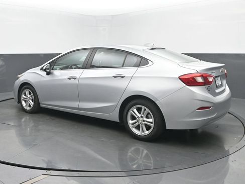 Used 2018 Chevrolet Cruze LT w/ Convenience Package FWD image 3
