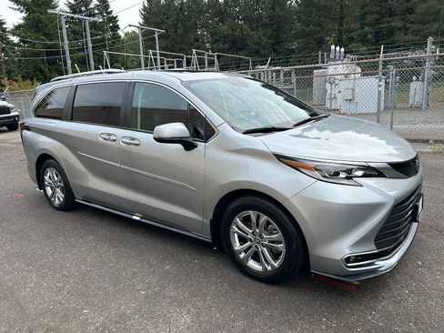 Used 2023 Toyota Sienna Platinum AWD/4WD image 3