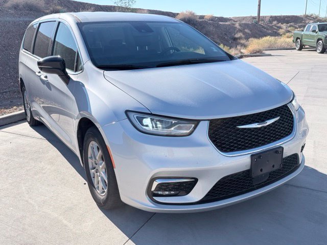 Used 2024 Chrysler Pacifica Touring-L FWD image 3