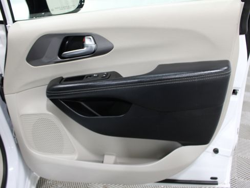 Used 2024 Chrysler Pacifica Touring-L FWD image 27