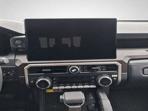 Used 2025 Toyota Tacoma Limited AWD/4WD image 21