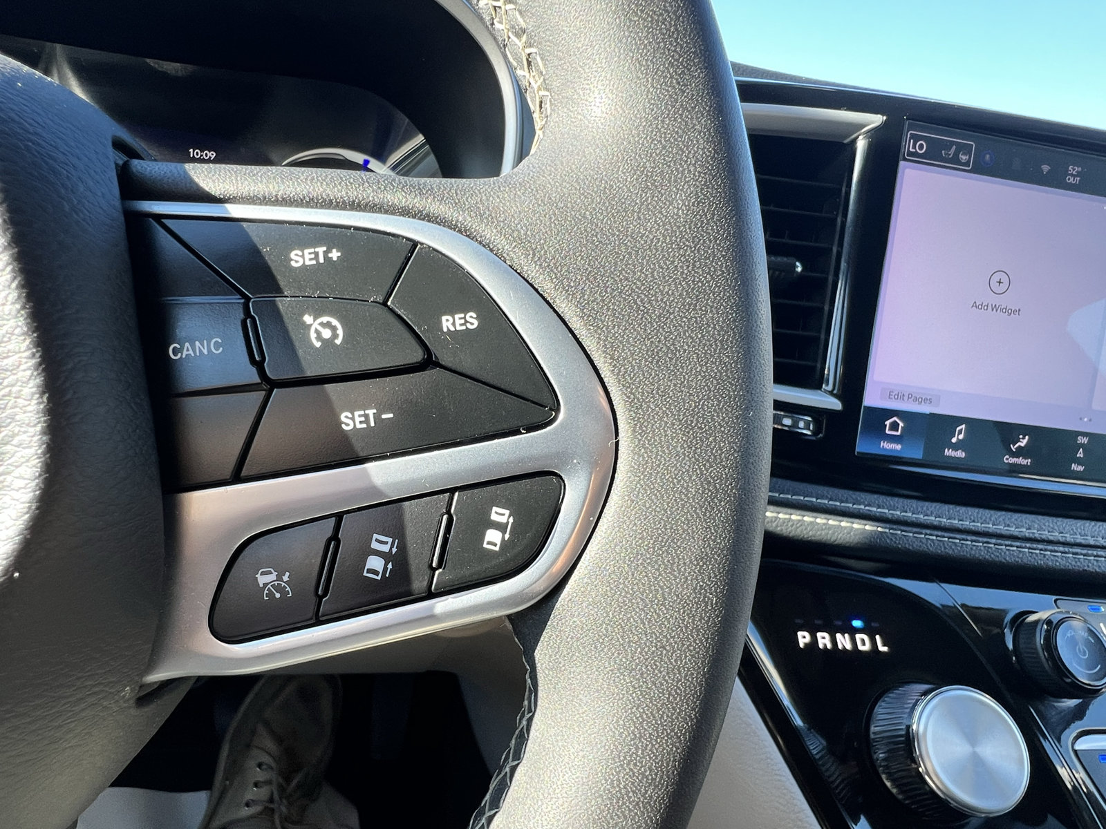 Used 2024 Chrysler Pacifica Limited FWD image 38