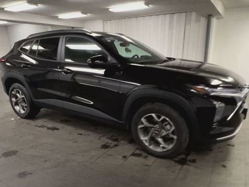 Certified 2025 Chevrolet Trax LT w/ LT Convenience Package image 2