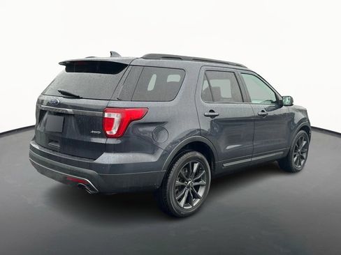 Used 2017 Ford Explorer XLT w/ XLT Appearance Package image 3