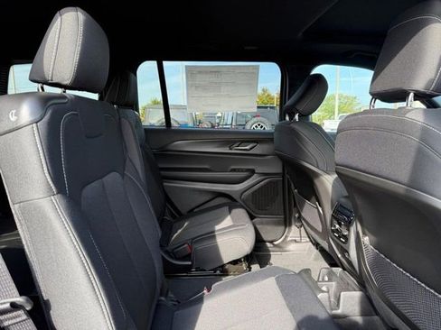 New 2025 Jeep Grand Cherokee L Laredo image 10