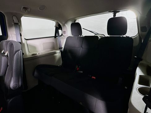 Used 2019 Dodge Grand Caravan SE w/ UConnect Hands-Free Group image 27