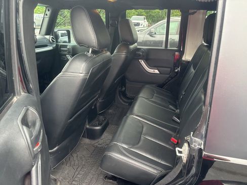 Used 2017 Jeep Wrangler Unlimited Sahara w/ Connectivity Group AWD/4WD image 12