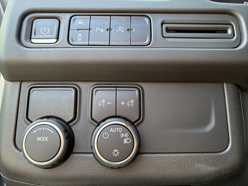 Used 2023 Chevrolet Suburban Premier RWD image 3