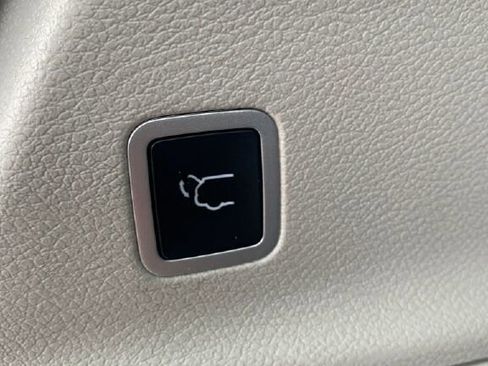 Used 2024 Chrysler Pacifica Touring-L image 30