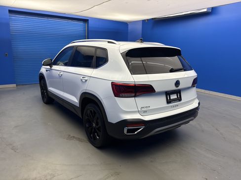 Certified 2023 Volkswagen Taos SE w/ Panoramic Sunroof Package FWD image 5