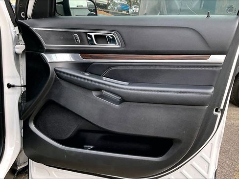 Used 2016 Ford Explorer Limited image 22