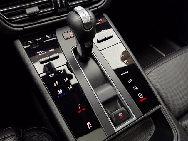 Certified 2023 Porsche Macan AWD/4WD image 31