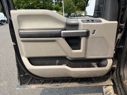 Used 2019 Ford F150 XLT w/ Equipment Group 302A Luxury AWD/4WD image 19