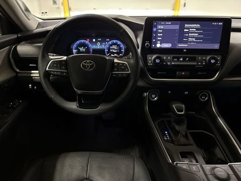 Used 2024 Toyota Grand Highlander AWD image 11