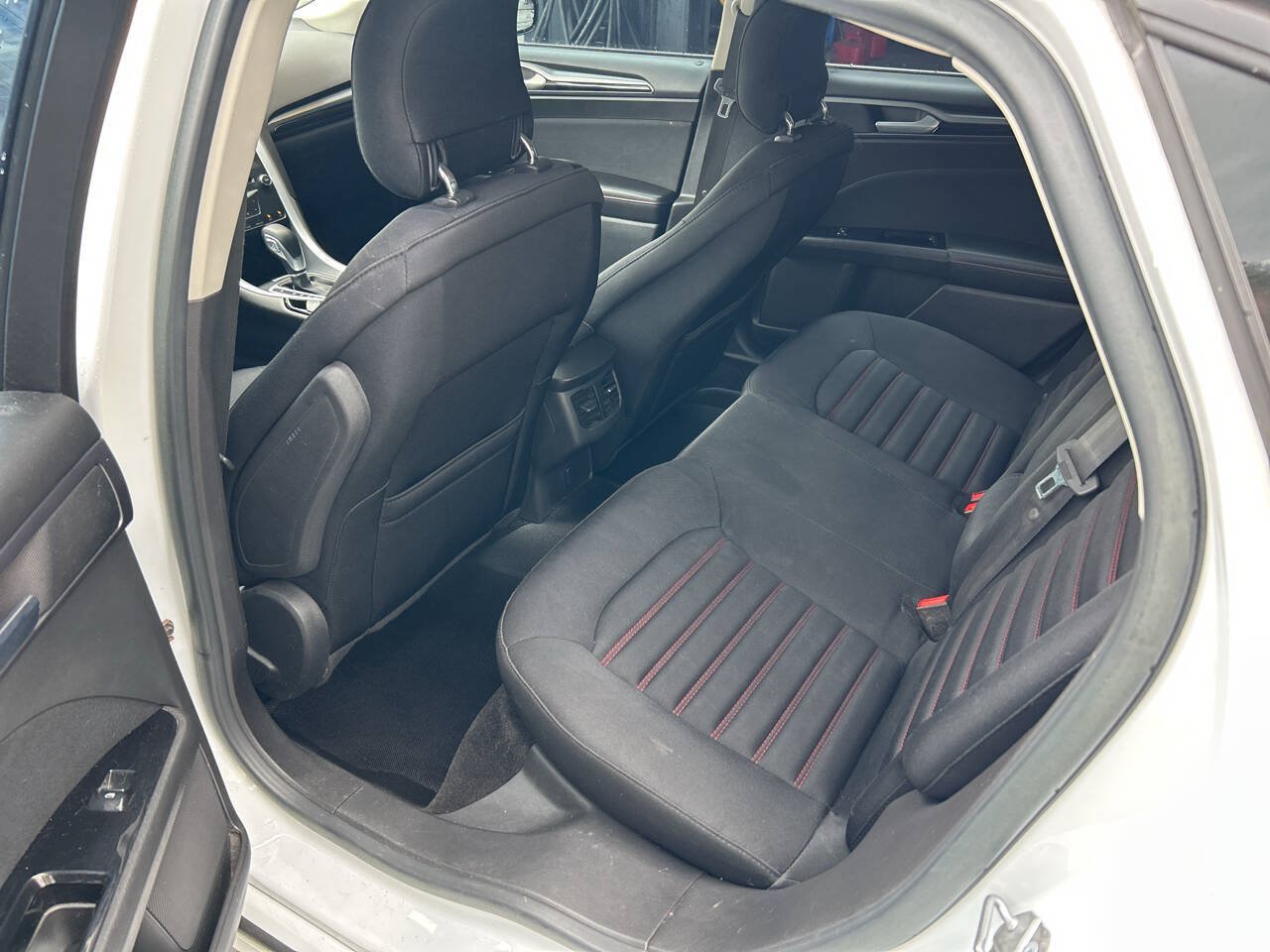 Used 2014 Ford Fusion SE FWD image 6