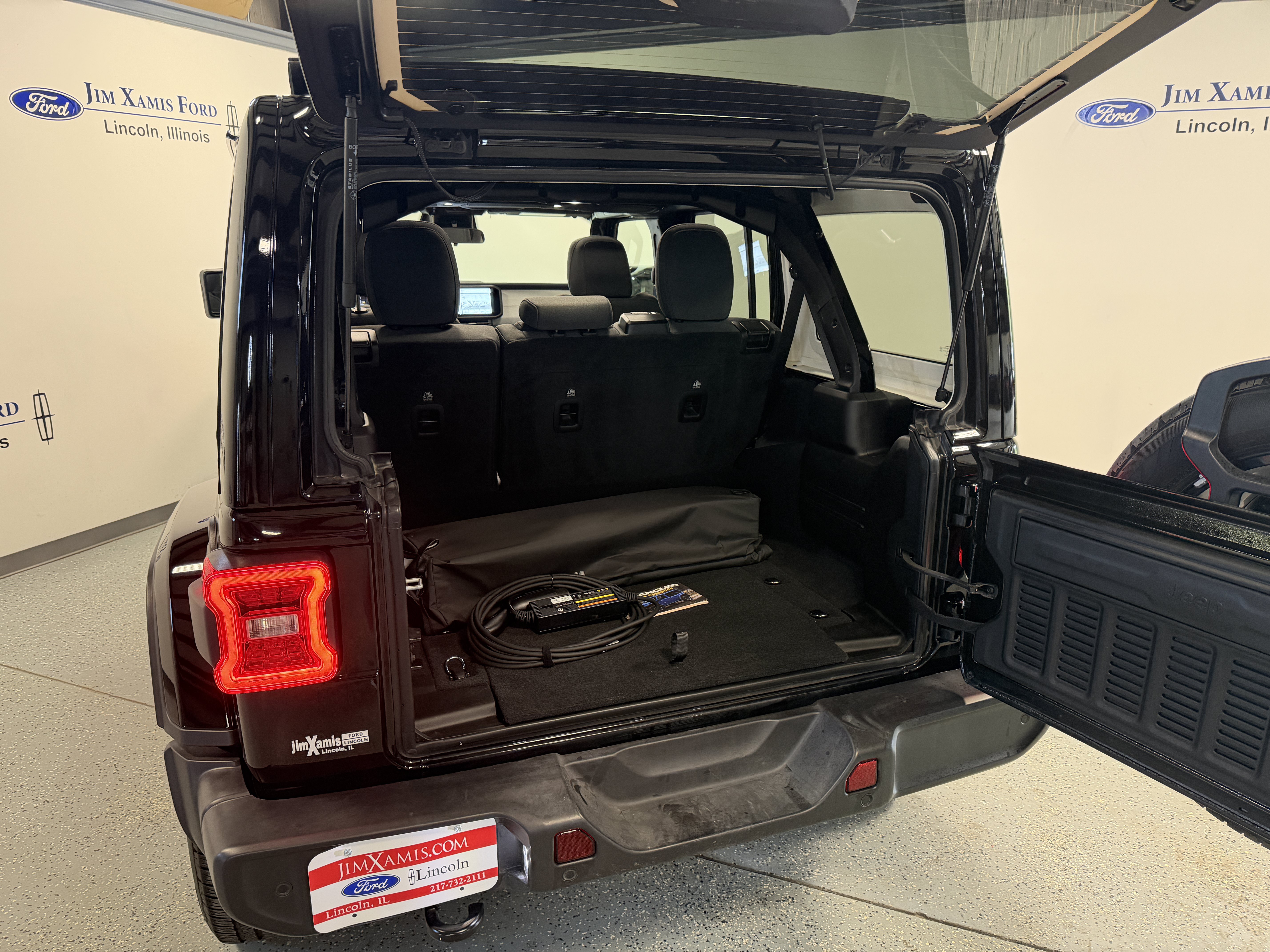 Used 2025 Jeep Wrangler Unlimited Sahara w/ Safety Group AWD/4WD image 23