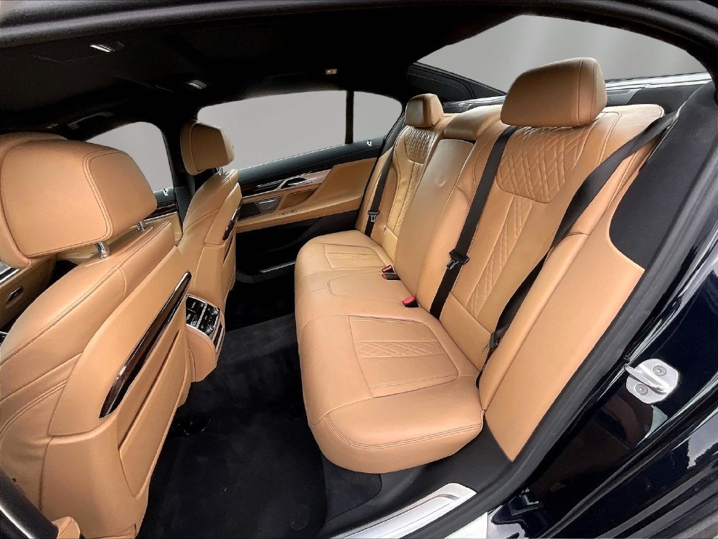 Used 2021 BMW 750i xDrive w/ M Sport Package AWD/4WD image 22