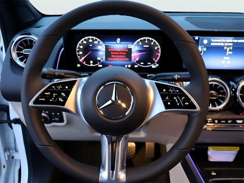 New 2025 Mercedes-Benz GLB 250 4MATIC image 30