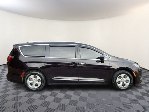 Used 2018 Chrysler Pacifica Touring-L image 7