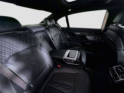Used 2018 BMW M760i xDrive AWD/4WD image 31