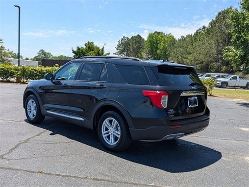 Used 2024 Ford Explorer XLT w/ Equipment Group 202A image 5