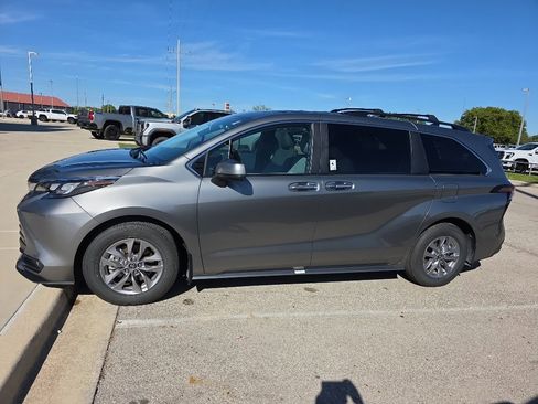 Certified 2026 Toyota Sienna XLE FWD image 4