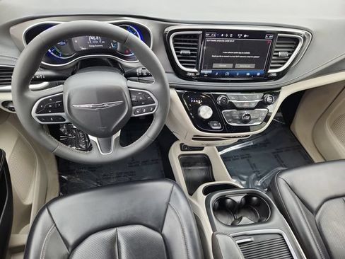 Used 2023 Chrysler Pacifica Touring-L FWD image 9